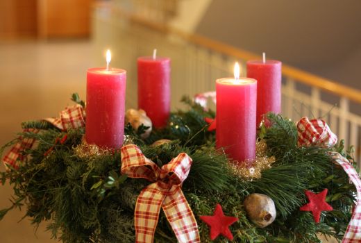 Adventskranz mit zwei brennenden Kerzen