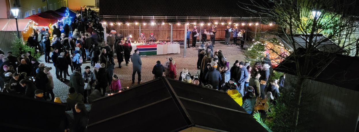 Weihnachtsmarkt Schnaittenbach mit Personen und Verkaufsständen