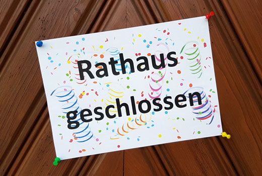 Ein Plakat mit der Aufschrift Rathaus geschlossen hängt an der Rathaustür